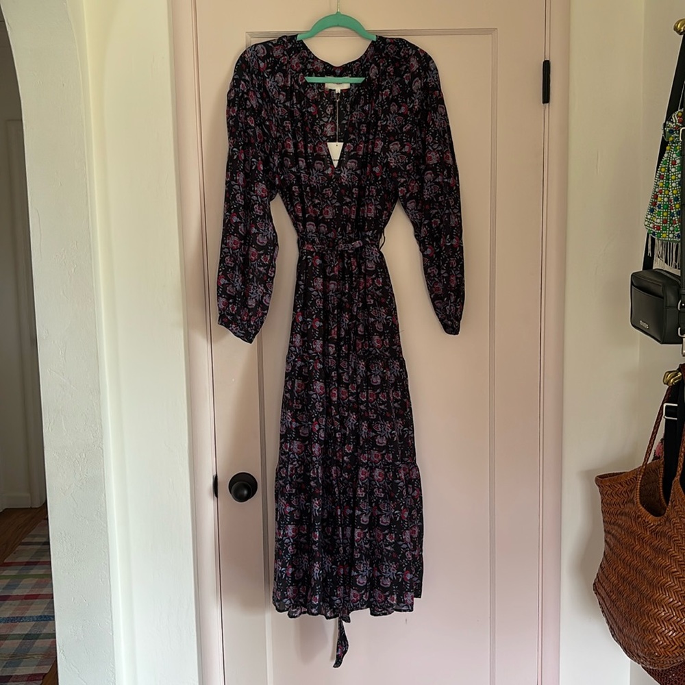 Size large, belt makes it adjustable:)